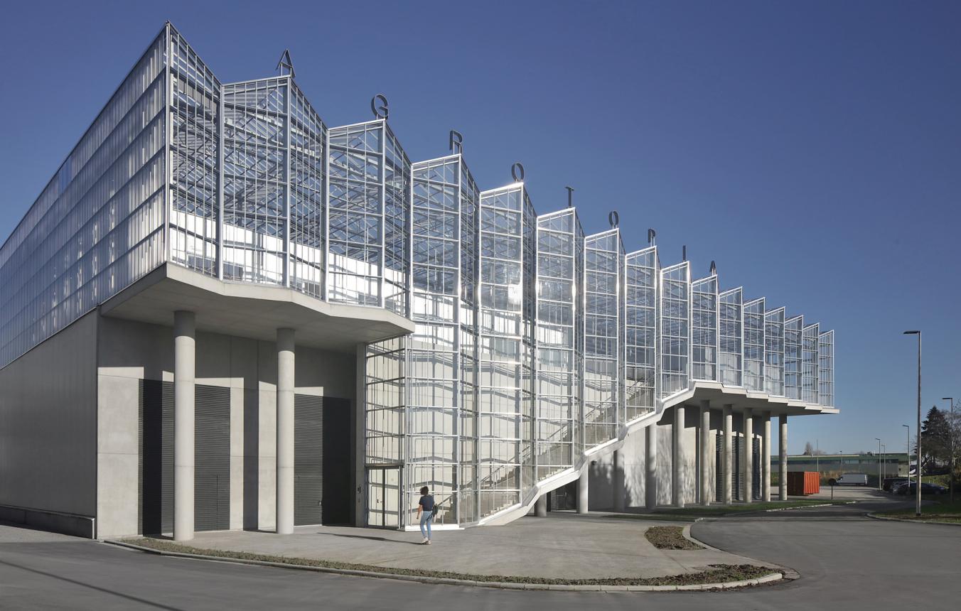 Agrotopia, bovenop een bestaand gebouw een ranke serreconstructie van staal en glas