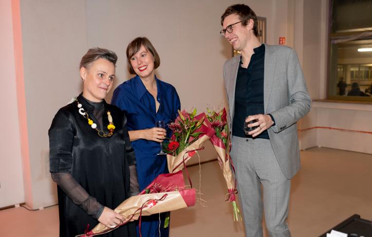 Sofie Troch, Julie Mabilde en Lieven Symons ontvangen bloemen