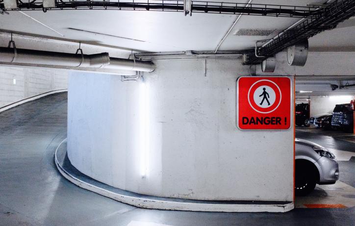 Ondergrondse parkeergarage met waarschuwingsbord voor gevaar voor voetgangers