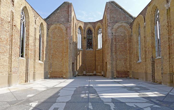 Kunstproject 'Repeat, Sint Amalberga Bossuit'van Ellen Harvey uit 2013 in de ruïnes van de kerk 
