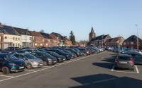 Moerbekeplein in Geraardsbergen dat volledig gevuld is met geparkeerde wagens ©Isabelle Pateer