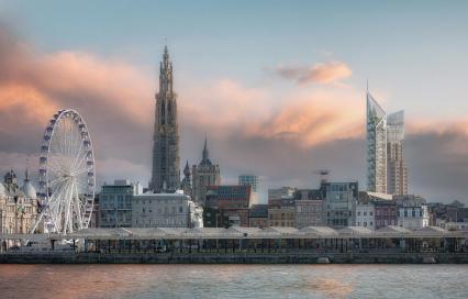 Het voorstel voor de Boerentoren van Studio Libeskind met de skyline van Antwerpen