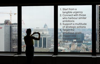 Doelstellingen van de biënnale op het raam van de WTC Brussel, You Are Here ©Max Creasy & OK-RM