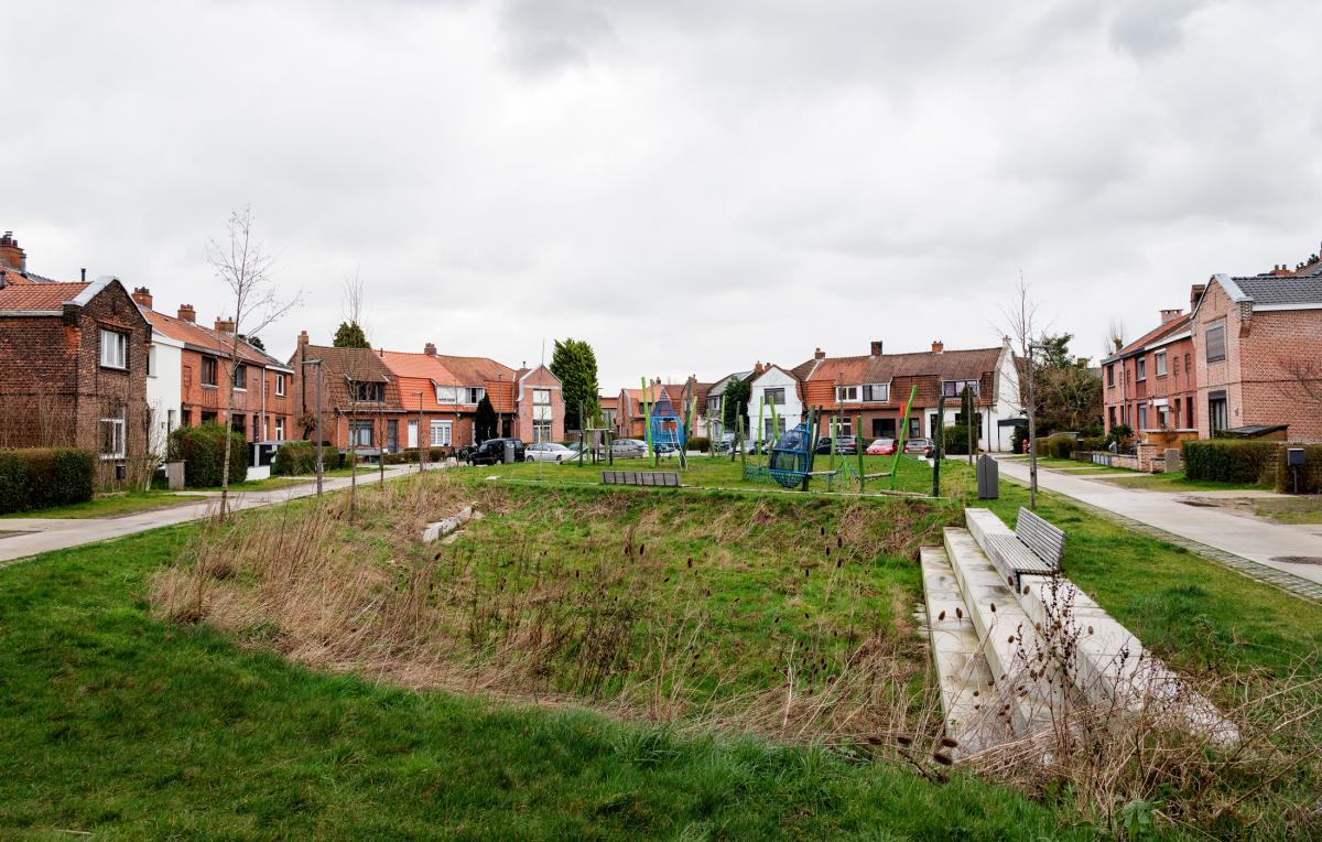 Leefbuurten: beeld van de tuinwijk Groenenhoek in Berchem met een groen en ecologisch plein omringd door bebouwing
