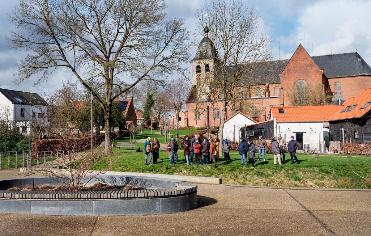 Leefbuurten: Beeld van een ecologische vijver naast de kerk van Hombeek bij Mechelen