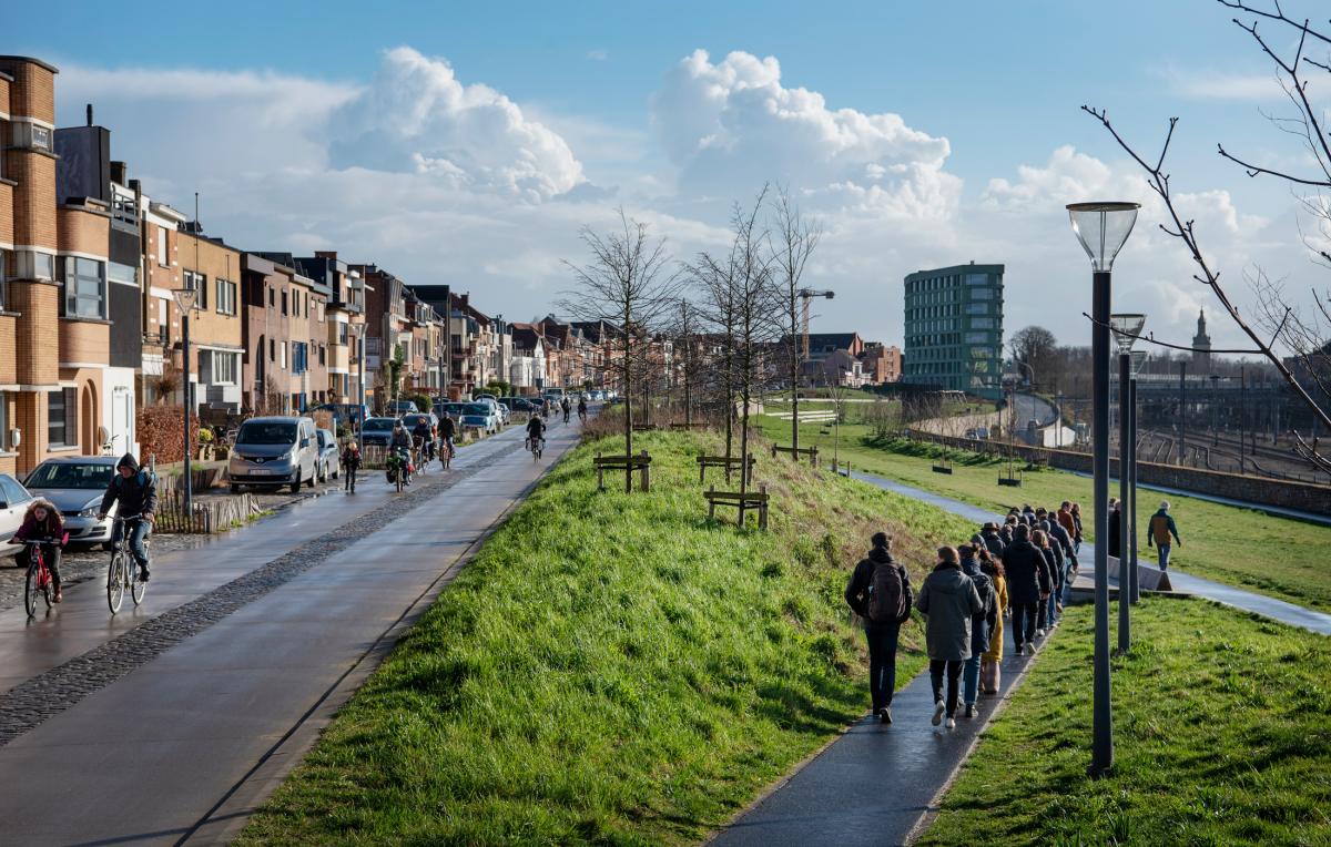 Leebuurten: Beeld van het Martelarenpark in Leuven tussen de verlaagde spoorweg en de bebouwing